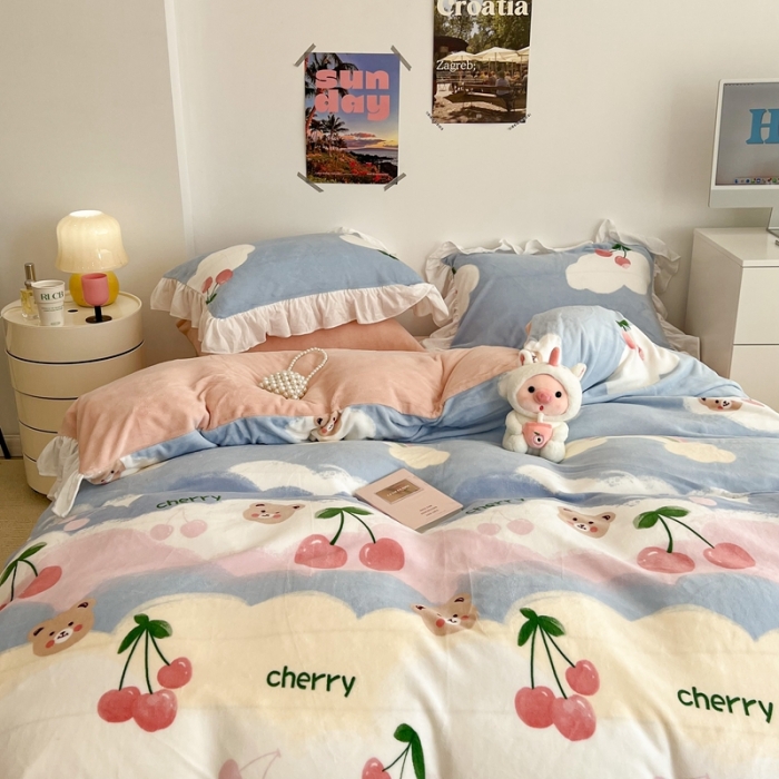 91家纺网 家纺一手货源 找家纺 昔可 2022新款花边牛奶绒四件套 彩虹樱桃熊