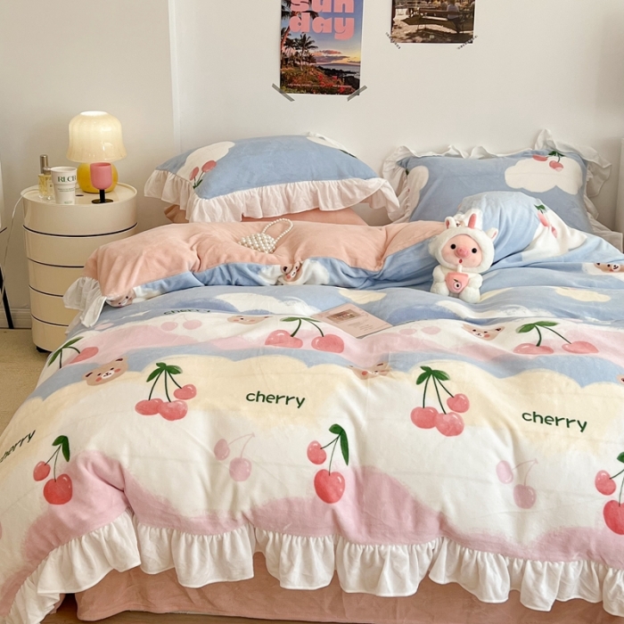 91家纺网 家纺一手货源 找家纺 昔可 2022新款花边牛奶绒四件套 彩虹樱桃熊