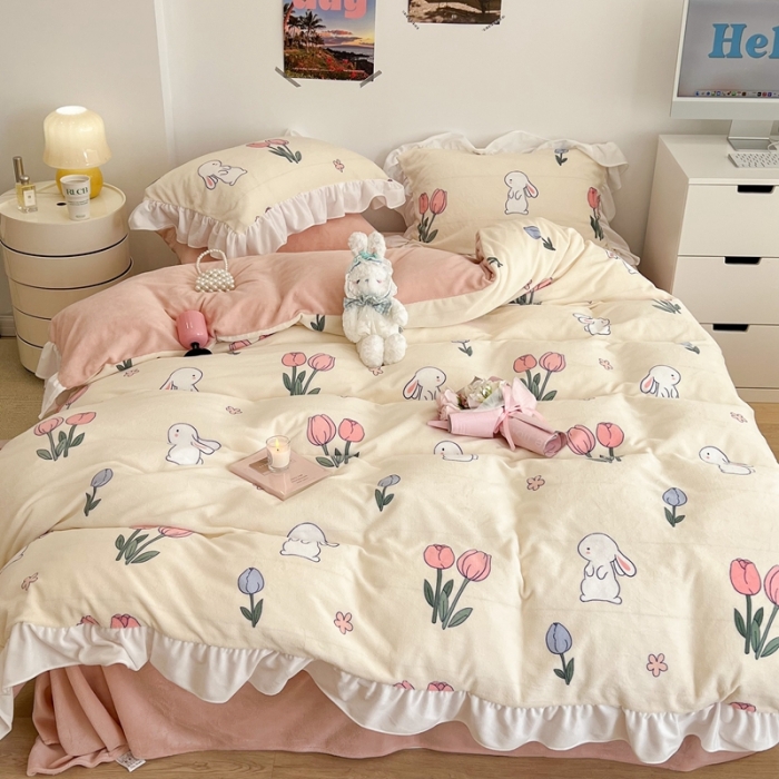 91家纺网 家纺一手货源 找家纺 昔可 2022新款花边牛奶绒四件套 粉粉郁金兔