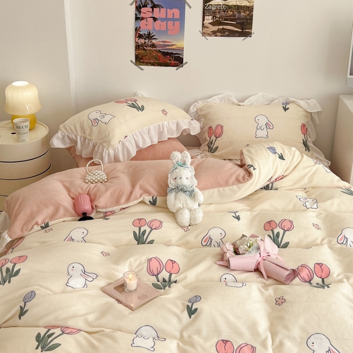 91家纺网 家纺一手货源 找家纺 昔可 2022新款花边牛奶绒四件套 粉粉郁金兔