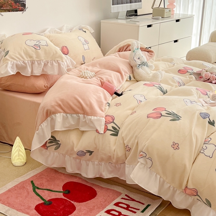 91家纺网 家纺一手货源 找家纺 昔可 2022新款花边牛奶绒四件套 粉粉郁金兔