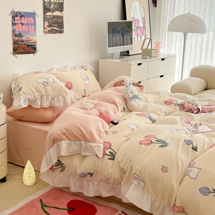 91家纺网 家纺一手货源 找家纺 昔可 2022新款花边牛奶绒四件套 粉粉郁金兔