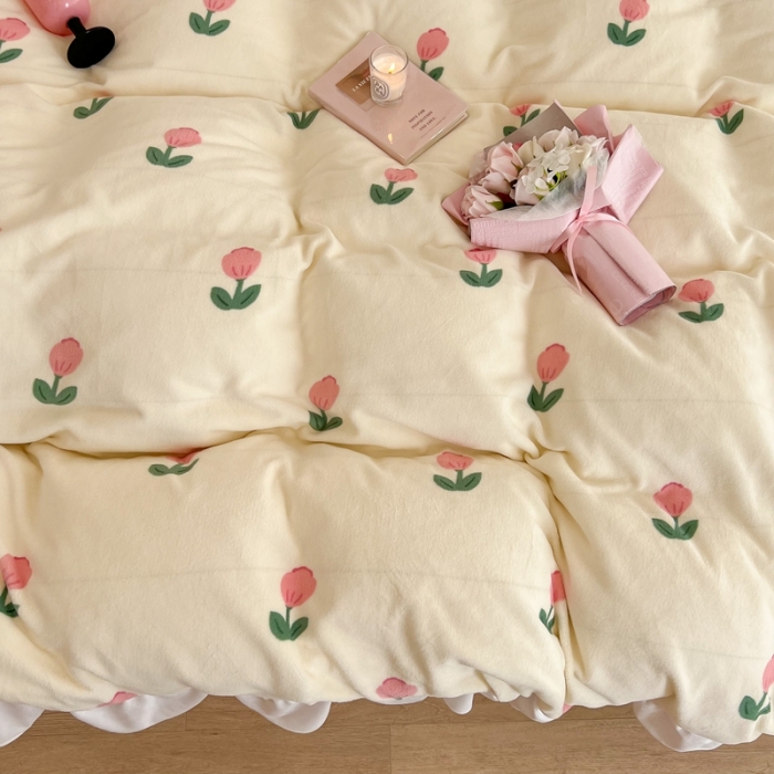 91家纺网 家纺一手货源 找家纺 昔可 2022新款花边牛奶绒四件套 粉嫩小郁金