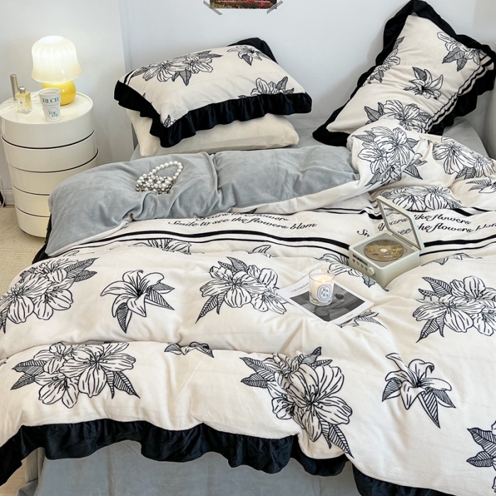 91家纺网 家纺一手货源 找家纺 昔可 2022新款花边牛奶绒四件套 复古黑花