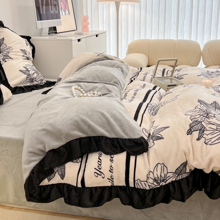 91家纺网 家纺一手货源 找家纺 昔可 2022新款花边牛奶绒四件套 复古黑花