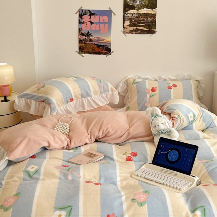 91家纺网 家纺一手货源 找家纺 昔可 2022新款花边牛奶绒四件套 竖条玫瑰花