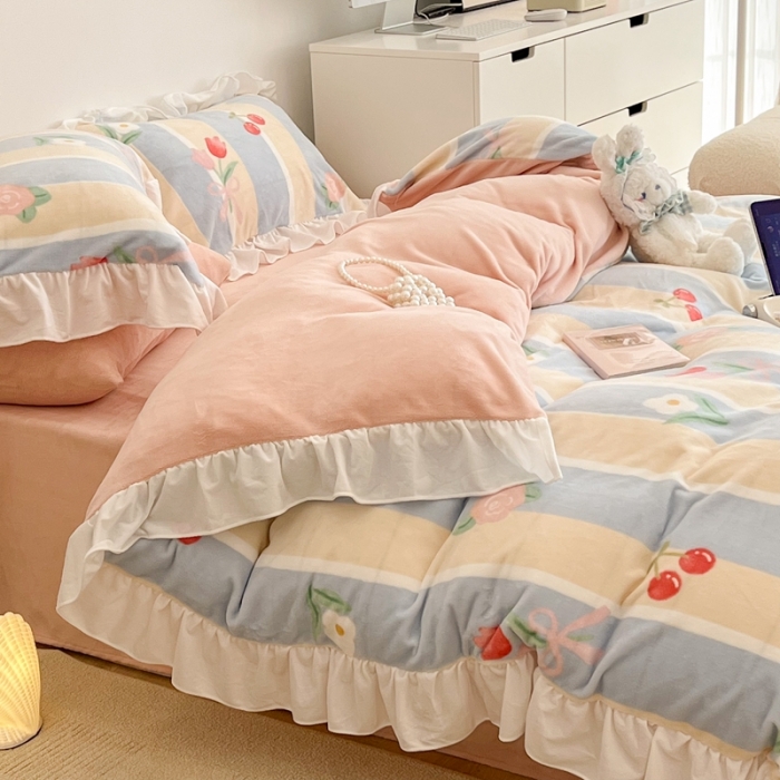 91家纺网 家纺一手货源 找家纺 昔可 2022新款花边牛奶绒四件套 竖条玫瑰花