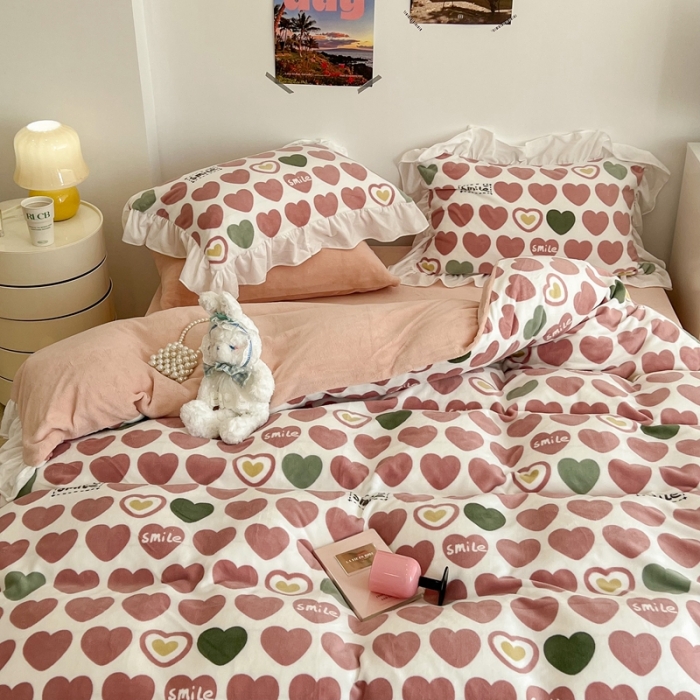 91家纺网 家纺一手货源 找家纺 昔可 2022新款花边牛奶绒四件套 微笑爱心粉