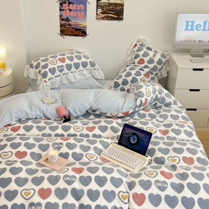 91家纺网 家纺一手货源 找家纺 昔可 2022新款花边牛奶绒四件套 微笑爱心蓝