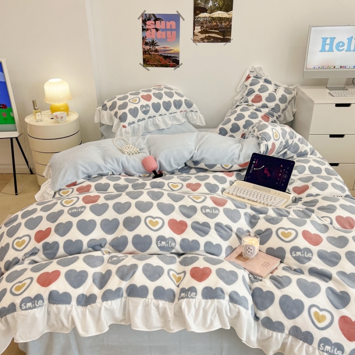 91家纺网 家纺一手货源 找家纺 昔可 2022新款花边牛奶绒四件套 微笑爱心蓝