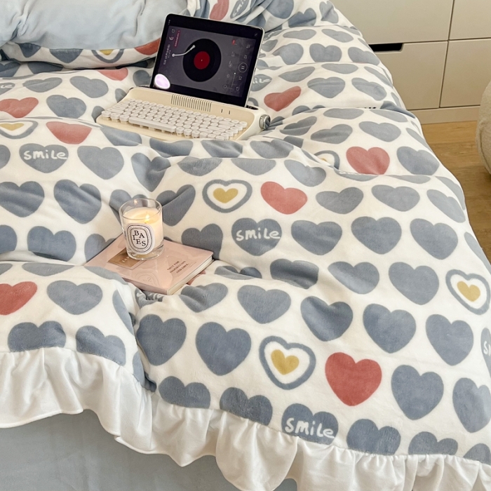91家纺网 家纺一手货源 找家纺 昔可 2022新款花边牛奶绒四件套 微笑爱心蓝