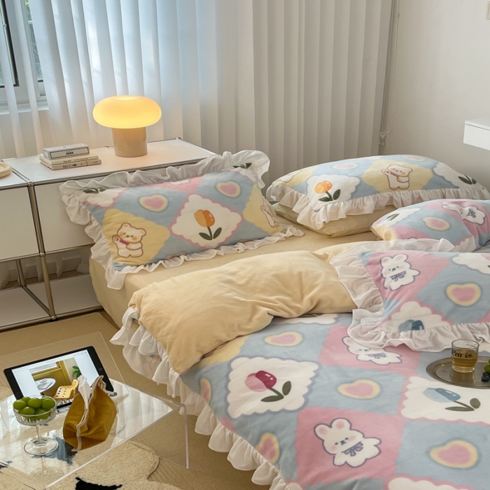 91家纺网 家纺一手货源 找家纺 昔可 2022新款花边牛奶绒四件套 爱心菱格兔