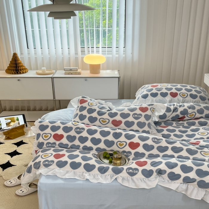 91家纺网 家纺一手货源 找家纺 昔可 2022新款花边牛奶绒四件套 爱心微笑蓝