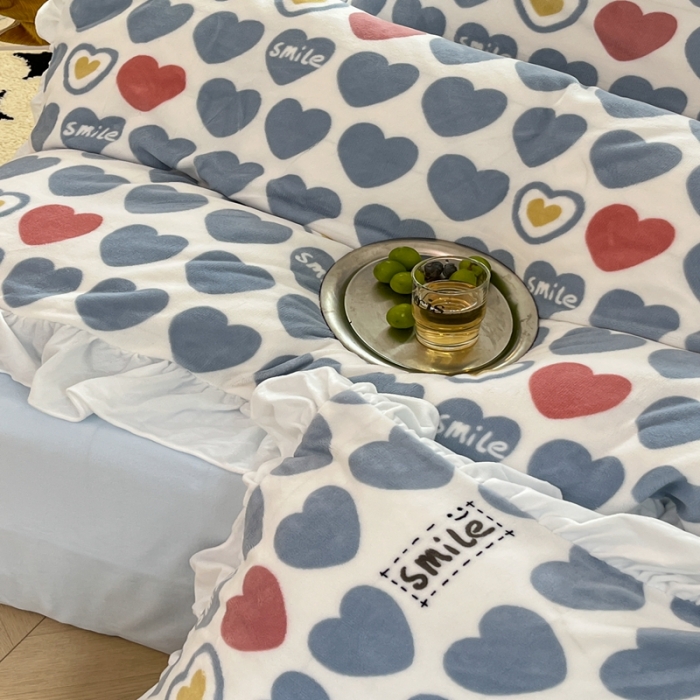 91家纺网 家纺一手货源 找家纺 昔可 2022新款花边牛奶绒四件套 爱心微笑蓝