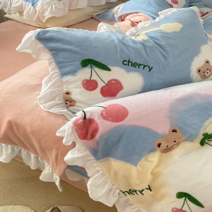 91家纺网 家纺一手货源 找家纺 昔可 2022新款花边牛奶绒四件套 彩虹樱桃熊