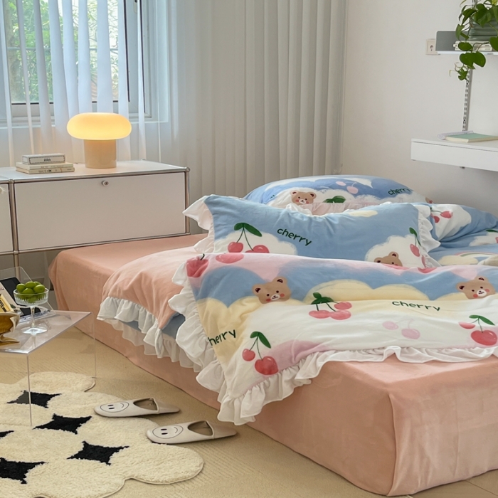 91家纺网 家纺一手货源 找家纺 昔可 2022新款花边牛奶绒四件套 彩虹樱桃熊