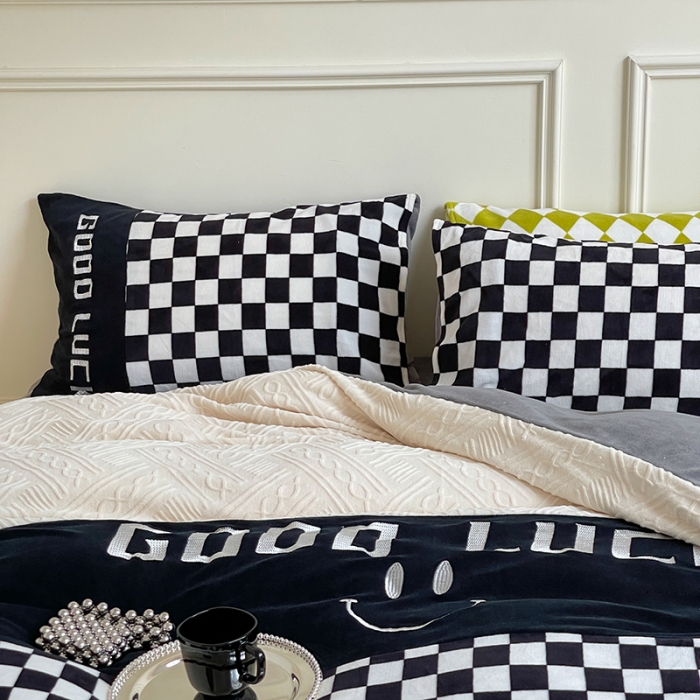 91家纺网 家纺一手货源 找家纺 （总）旷野 2022新款230g牛奶绒拼接+刺绣四件套