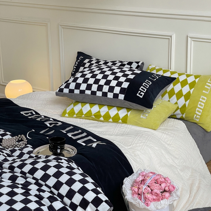 91家纺网 家纺一手货源 找家纺 旷野 2022新款230g牛奶绒拼接+刺绣四件套 小幸运黑