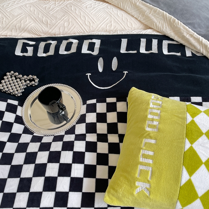 91家纺网 家纺一手货源 找家纺 旷野 2022新款230g牛奶绒拼接+刺绣四件套 小幸运黑