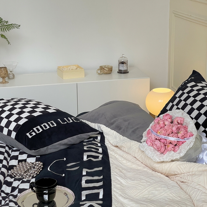 91家纺网 家纺一手货源 找家纺 旷野 2022新款230g牛奶绒拼接+刺绣四件套 小幸运黑