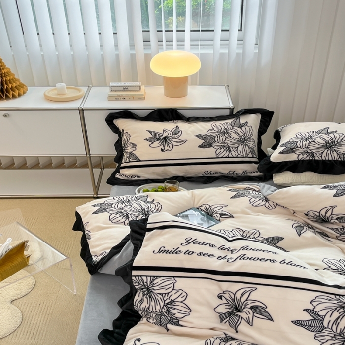 91家纺网 家纺一手货源 找家纺 昔可 2022新款花边牛奶绒四件套 复古黑花