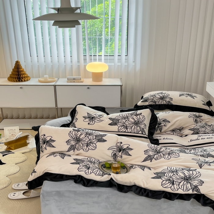 91家纺网 家纺一手货源 找家纺 昔可 2022新款花边牛奶绒四件套 复古黑花