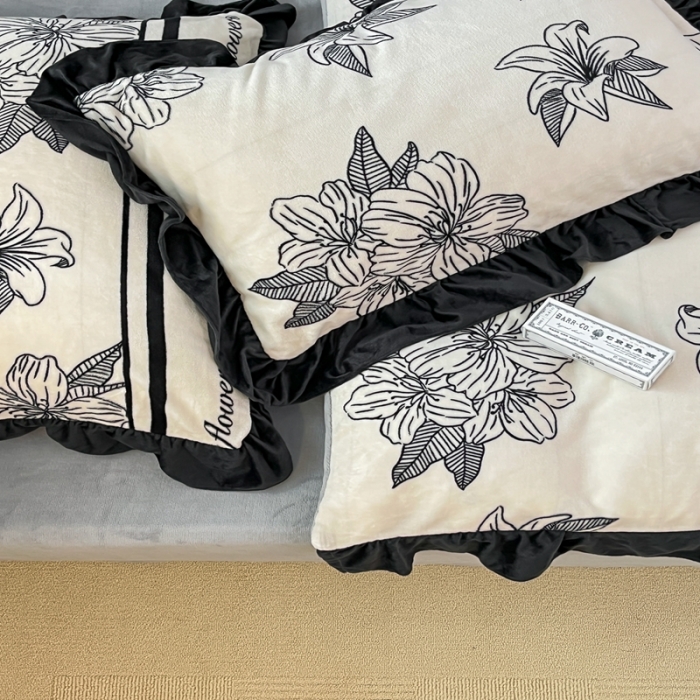 91家纺网 家纺一手货源 找家纺 昔可 2022新款花边牛奶绒四件套 复古黑花