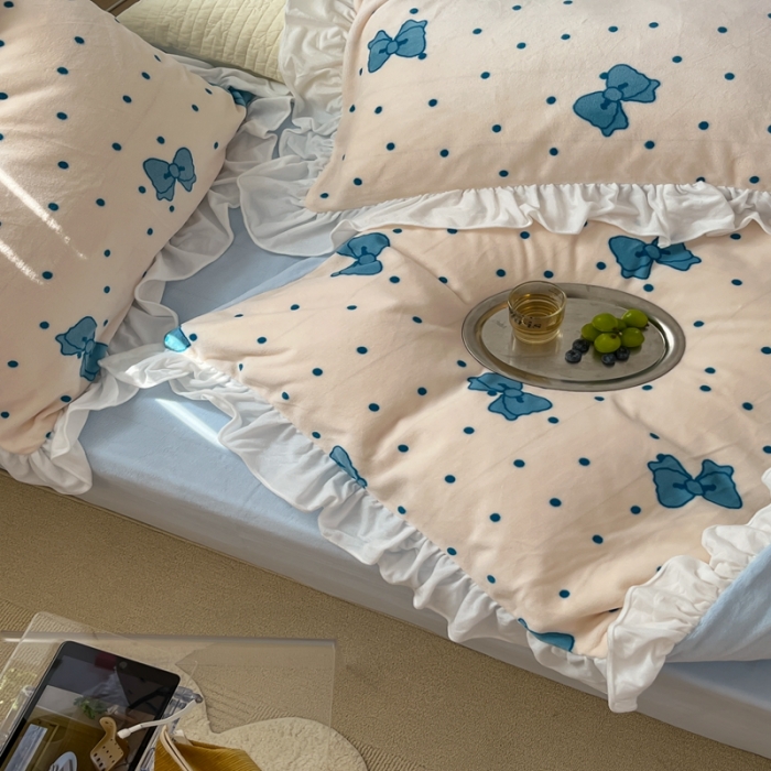 91家纺网 家纺一手货源 找家纺 昔可 2022新款花边牛奶绒四件套 蓝波点蝴蝶结