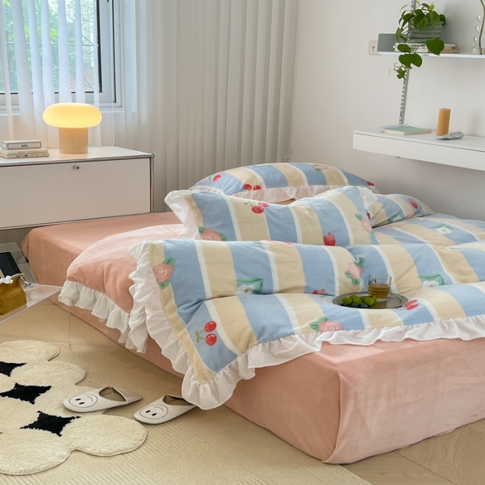 91家纺网 家纺一手货源 找家纺 昔可 2022新款花边牛奶绒四件套 竖条玫瑰花