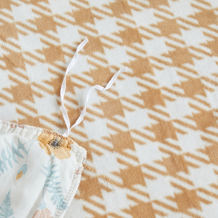 91家纺网 家纺一手货源 找家纺 怡家居 2022新款秋冬棉加牛奶绒韩式花边款四件套 初心