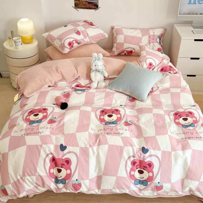 91家纺网 家纺一手货源 找家纺 昔可 2022新款梦幻公主风系列棉加绒印花四件套方块草莓熊