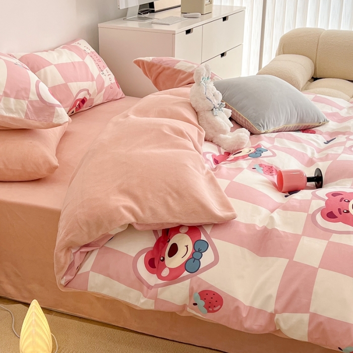 91家纺网 家纺一手货源 找家纺 昔可 2022新款梦幻公主风系列棉加绒印花四件套方块草莓熊