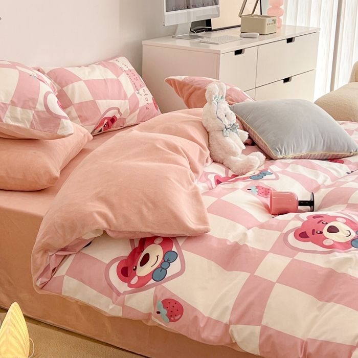 91家纺网 家纺一手货源 找家纺 昔可 2022新款梦幻公主风系列棉加绒印花四件套方块草莓熊