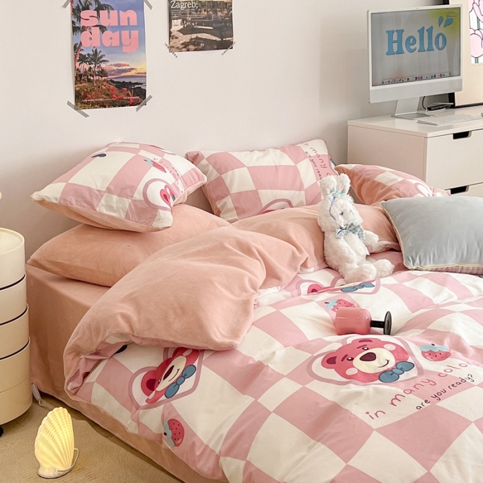 91家纺网 家纺一手货源 找家纺 昔可 2022新款梦幻公主风系列棉加绒印花四件套方块草莓熊