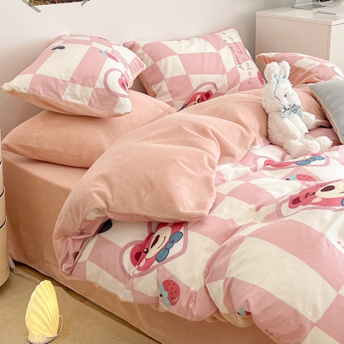 91家纺网 家纺一手货源 找家纺 昔可 2022新款梦幻公主风系列棉加绒印花四件套方块草莓熊