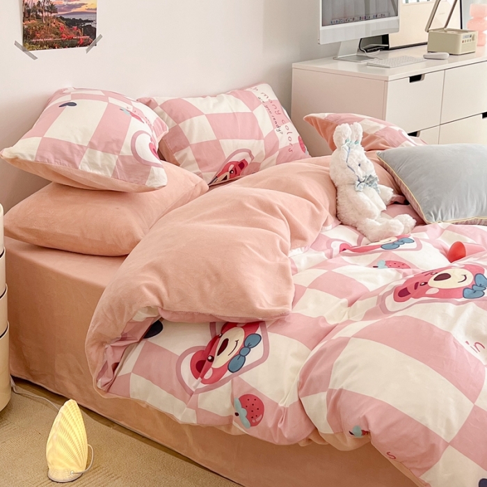 91家纺网 家纺一手货源 找家纺 昔可 2022新款梦幻公主风系列棉加绒印花四件套方块草莓熊