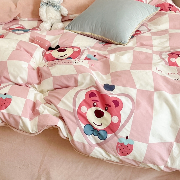 91家纺网 家纺一手货源 找家纺 昔可 2022新款梦幻公主风系列棉加绒印花四件套方块草莓熊