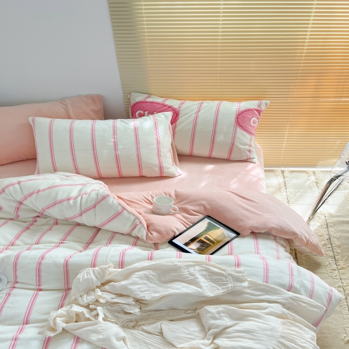 91家纺网 家纺一手货源 找家纺 昔可 2022新款简约条纹系列牛奶绒四件套 chic条纹粉
