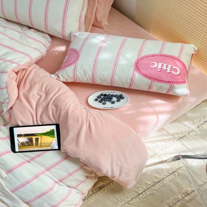 91家纺网 家纺一手货源 找家纺 昔可 2022新款简约条纹系列牛奶绒四件套 chic条纹粉