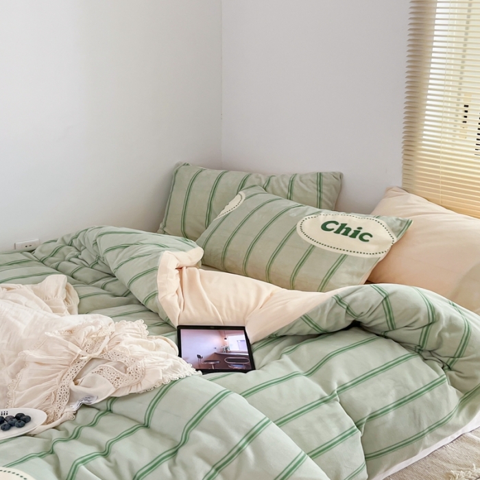 91家纺网 家纺一手货源 找家纺 昔可 2022新款简约条纹系列牛奶绒四件套 chic条纹绿