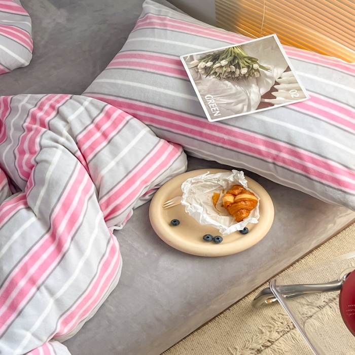 91家纺网 家纺一手货源 找家纺 昔可 2022新款简约条纹系列牛奶绒四件套 粉竖条