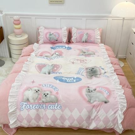 91家纺网 家纺一手货源 找家纺 昔可 2022新款数码印花花边款牛奶绒四件套 蜜桃粉猫