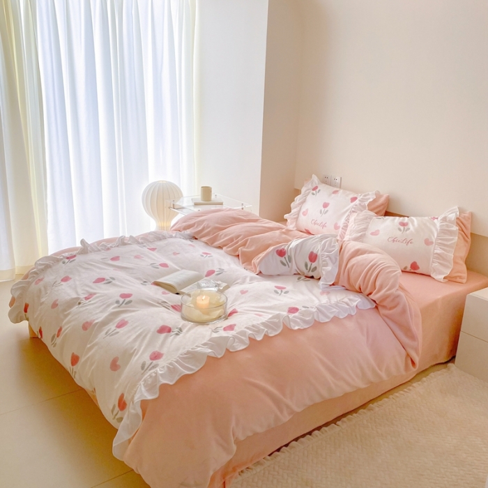 91家纺网 家纺一手货源 找家纺 昔可 2022新款数码印花花边款牛奶绒四件套 爱心小郁金