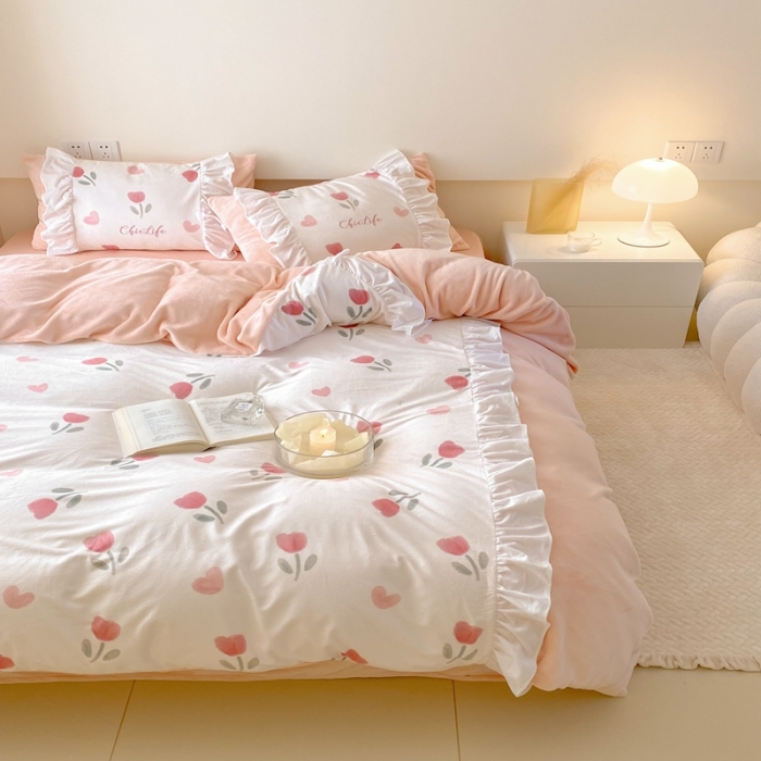 91家纺网 家纺一手货源 找家纺 昔可 2022新款数码印花花边款牛奶绒四件套 爱心小郁金