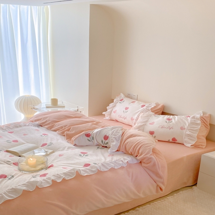 91家纺网 家纺一手货源 找家纺 昔可 2022新款数码印花花边款牛奶绒四件套 爱心小郁金