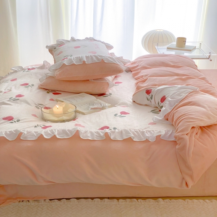 91家纺网 家纺一手货源 找家纺 昔可 2022新款数码印花花边款牛奶绒四件套 爱心小郁金