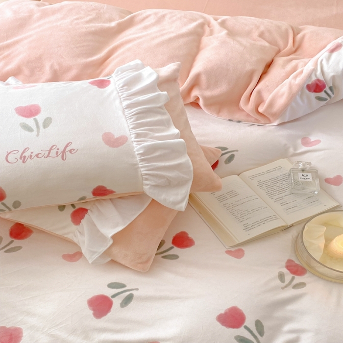 91家纺网 家纺一手货源 找家纺 昔可 2022新款数码印花花边款牛奶绒四件套 爱心小郁金