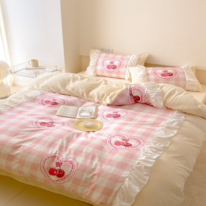 91家纺网 家纺一手货源 找家纺 昔可 2022新款数码印花花边款牛奶绒四件套 粉格樱桃