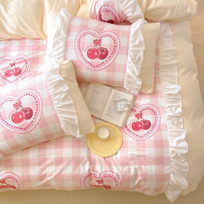 91家纺网 家纺一手货源 找家纺 昔可 2022新款数码印花花边款牛奶绒四件套 粉格樱桃