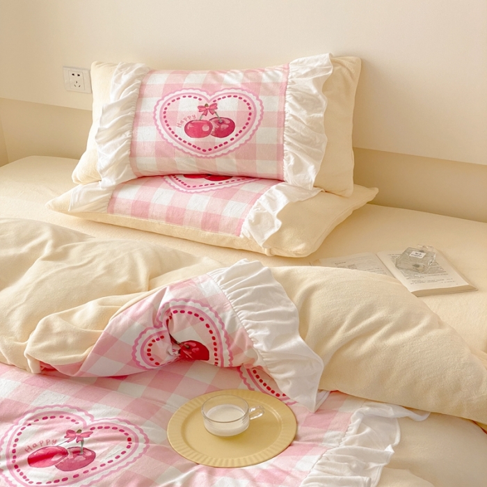 91家纺网 家纺一手货源 找家纺 昔可 2022新款数码印花花边款牛奶绒四件套 粉格樱桃